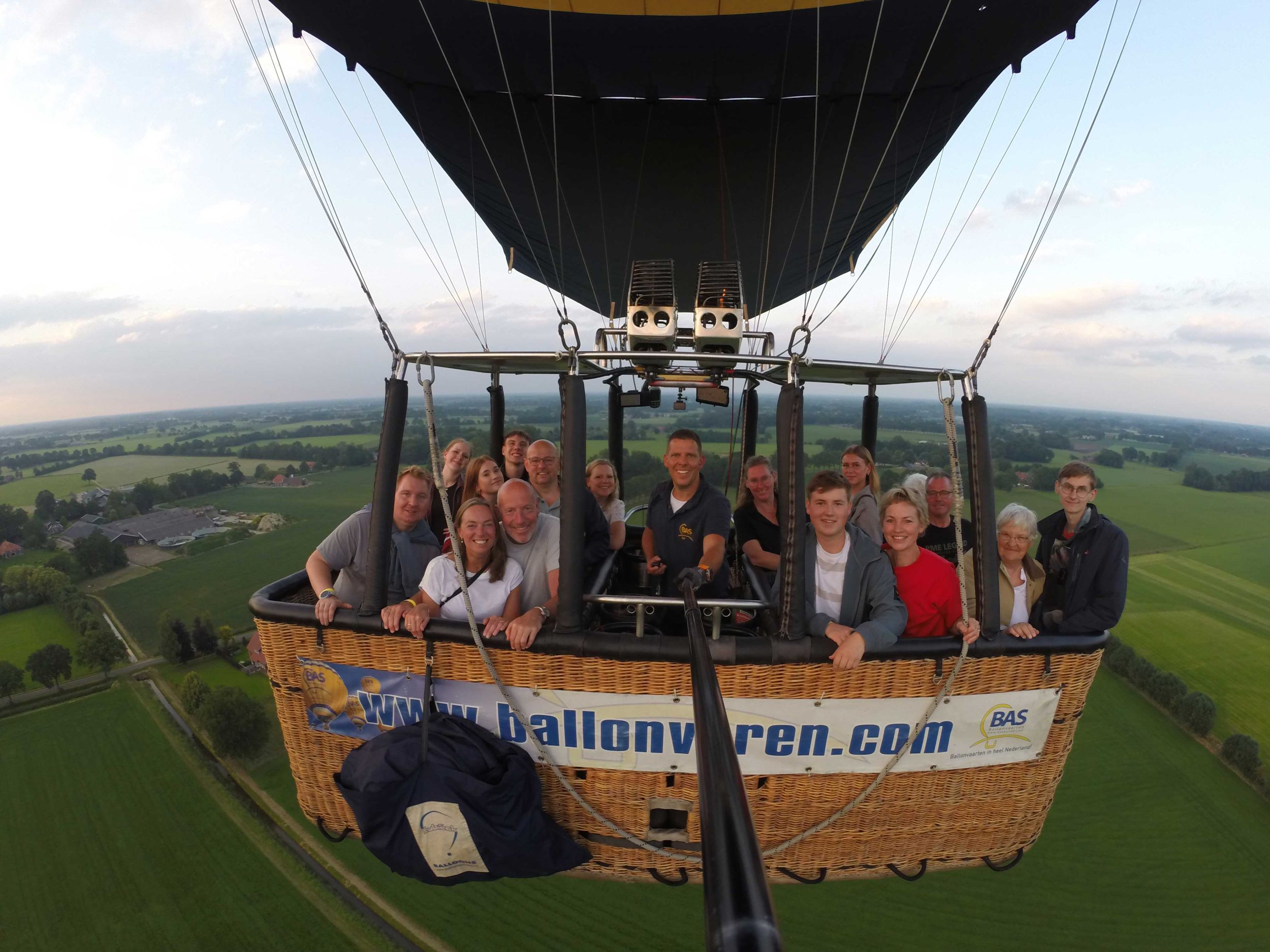 Luchtballon boven de Achterhoek landt in Groenlo